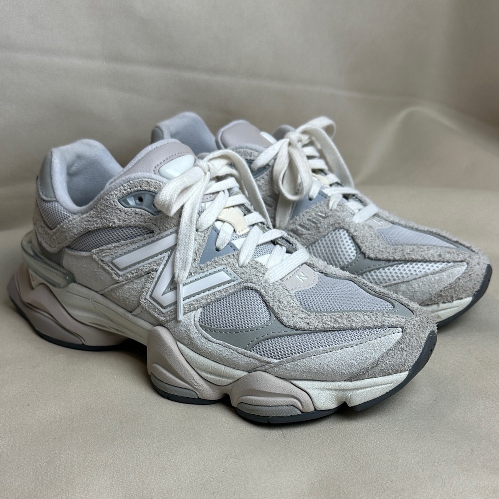 New Balance 9060 Like New Size 8 in men 9.5 in women